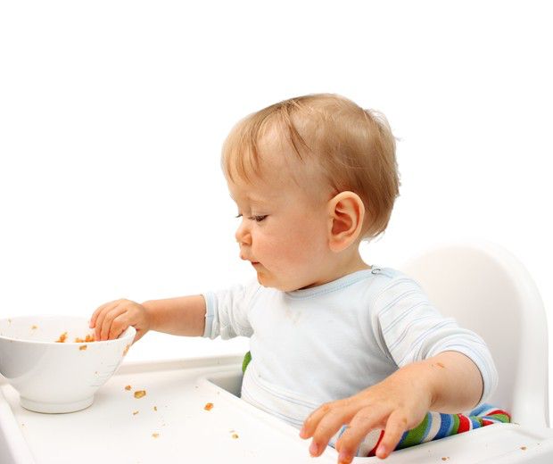Descubra como brincar com a comida pode ajudar no desenvolvimento do seu bebê