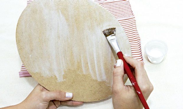 DIY quarto bebê — passo 3: aplicando cola para fixar o tecido