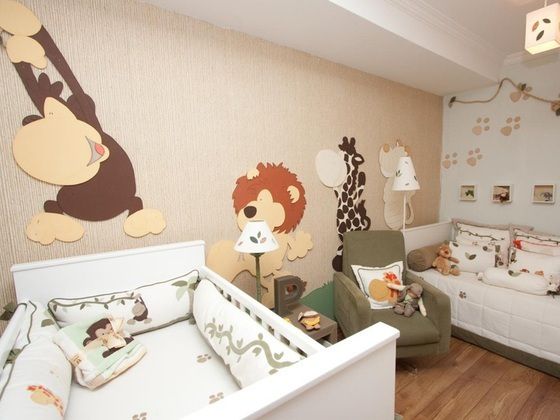 Quarto de bebê com girafa, macaco, leão e as cores da África