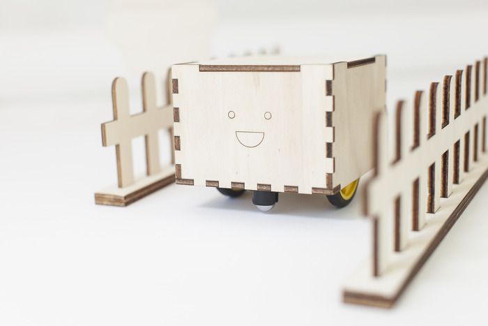 Kit Primo com robô Cubetto e tabuleiro de programação