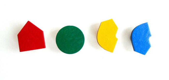 Criança brincando com o Cubetto no mapa temático