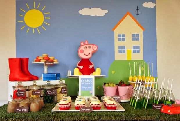 Decoração de mesa para festa Peppa Pig com bolo e docinhos temáticos