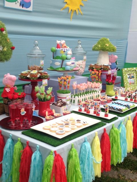 Decoração colorida para festa Peppa Pig com cores vibrantes