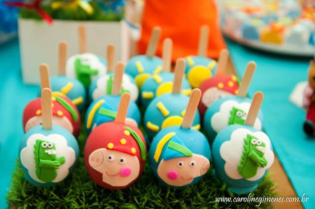 Mesa de docinhos para festa Peppa Pig