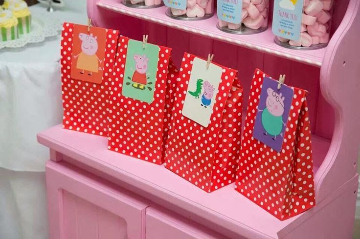 Variedade de lembrancinhas para festa Peppa Pig