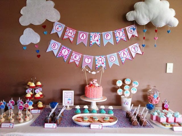 Decoração de festa Peppa Pig com nuvens e céu azul