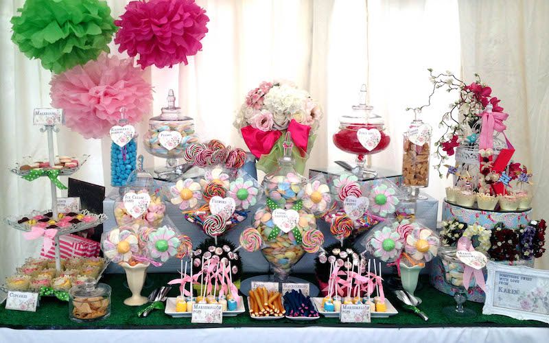 festa-infantil-mesa-guloseimas-flores