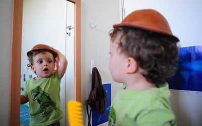 montessori-espelho-vertical-crianças