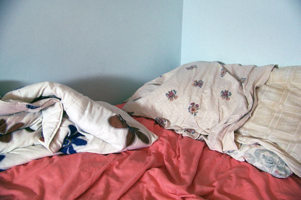 gestante-cama-mal-arrumada