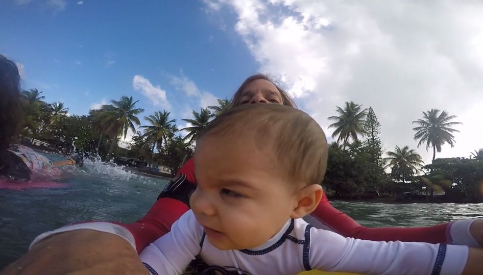 Pai leva filho de 9 meses para surfar e filma o momento