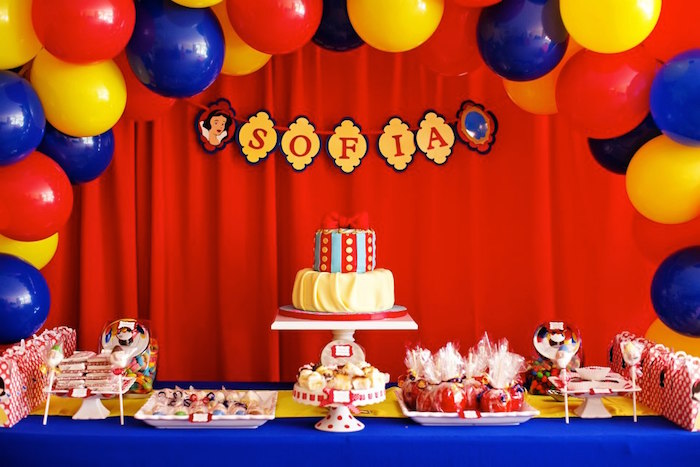 festa-infantil-branca-de-neve-vermelho-azul-amarelo