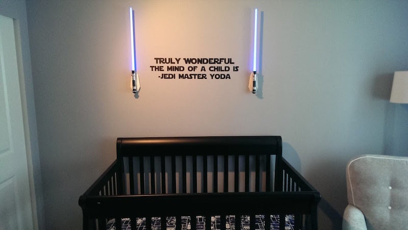 Quarto de bebê com decoração inspirada na cultura pop