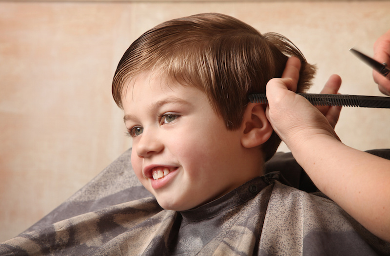 O momento do corte de cabelo de menino