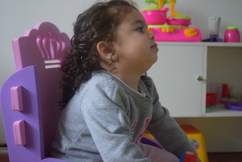 poltrona-princesa-olhando-tv
