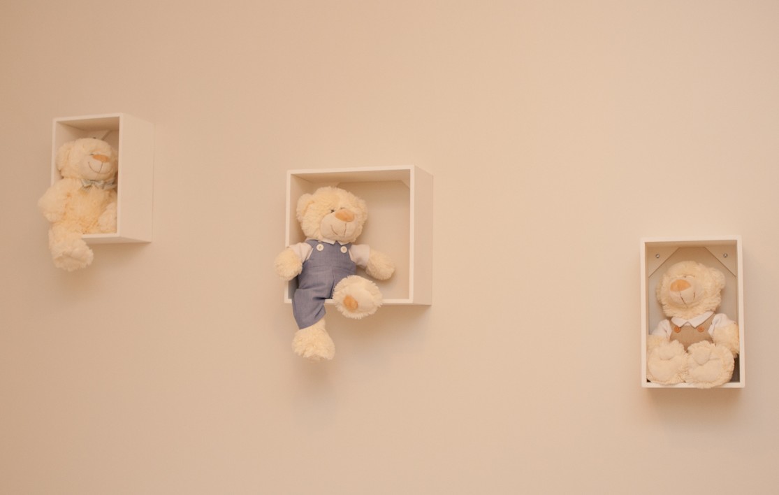 quarto-infantil-bege-quadro-urso