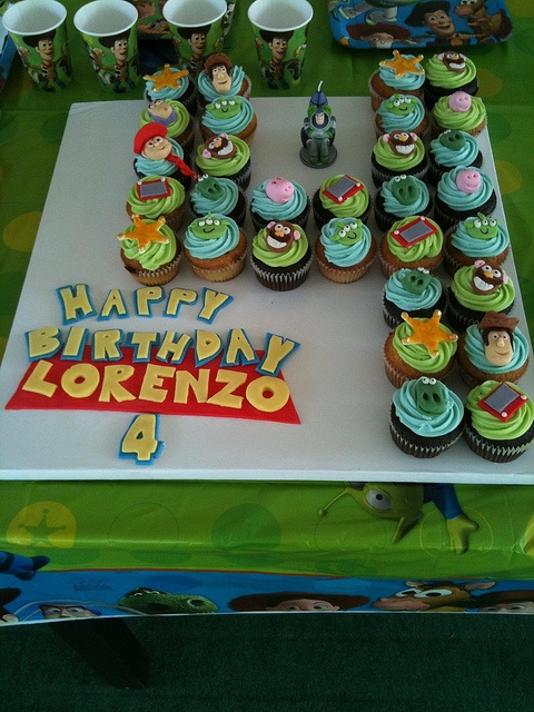 festa infantil toy store cupcakes personagens