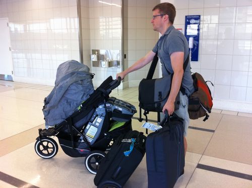 Bebê: TUDO que você precisa saber para viajar com eles