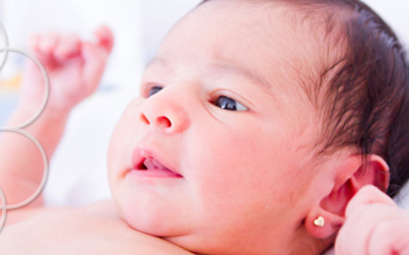 O primeiro brinco da bebê recém nascida