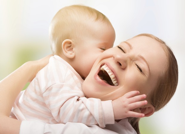 mae-e-bebe-abraco