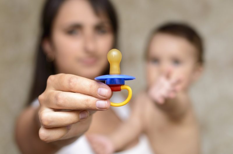 Atenção mamães: Chupeta ajuda bebê a sugar e reduz morte súbita