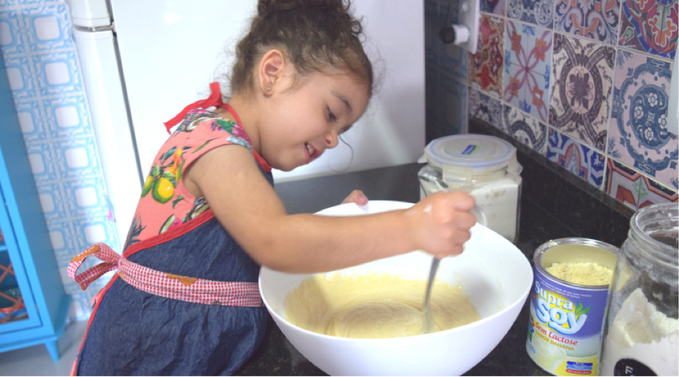 tem-crianca-na-cozinha