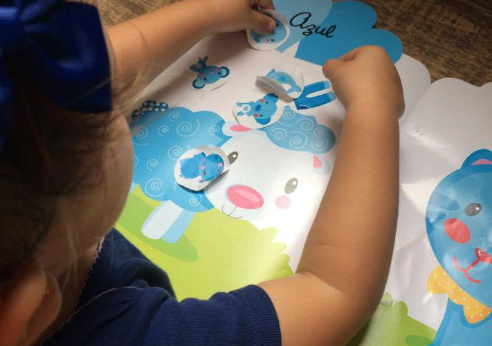 Brincando com as cores – Semana do AZUL – caixas sensoriais e mais