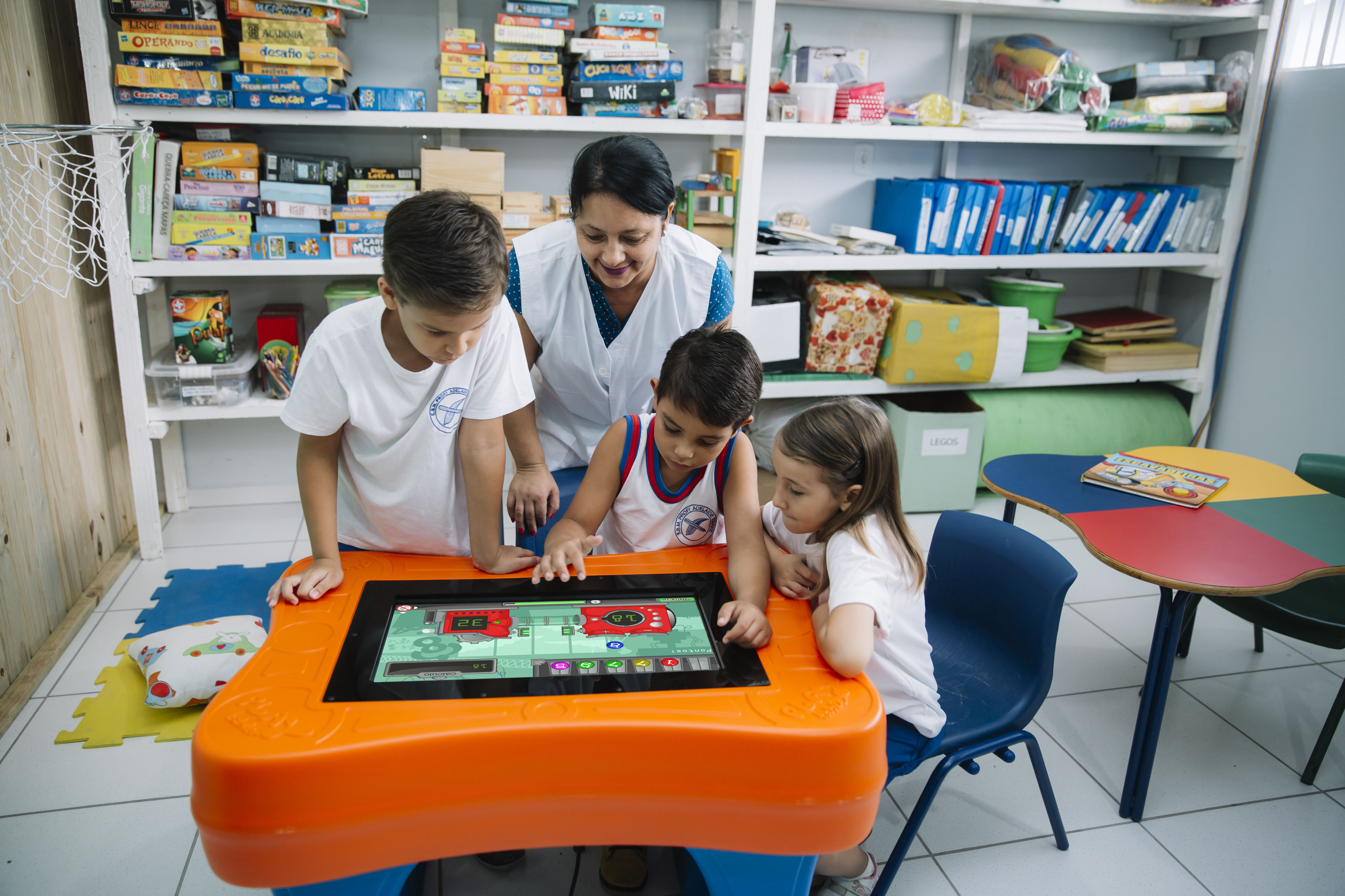 Mesa digital com jogos educativos