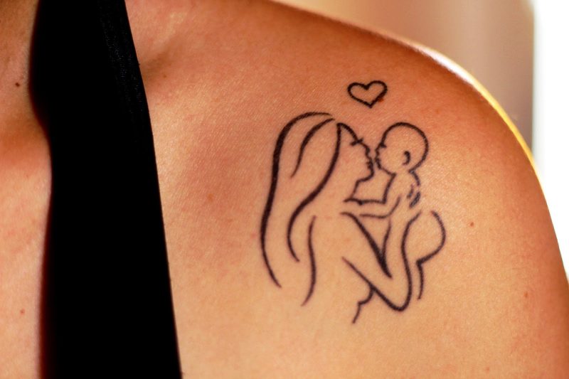 Mãe, quer ideias de tatuagem para eternizar o amor pelos filhos? Confira