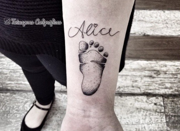 Tatuagem de pezinho de bebê