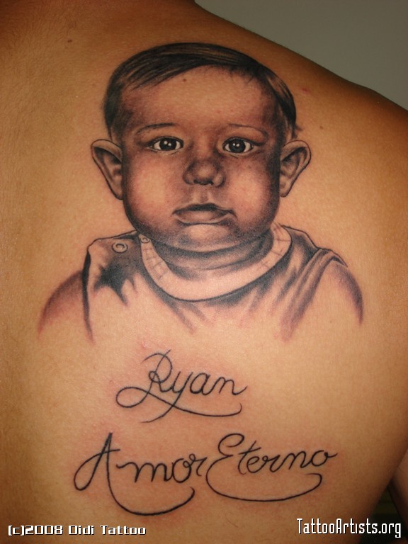 Tatuagem realista do rosto de uma criança