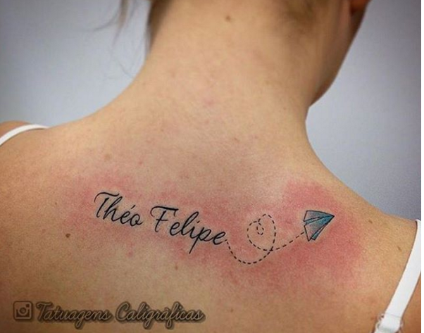 Tatuagem de avião de papel