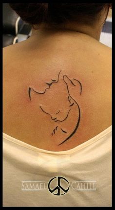 Tatuagem de silhueta de mãe e filho