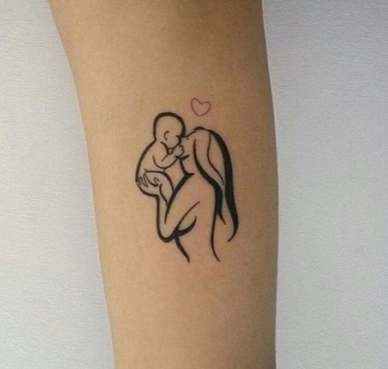 Tatuagem de mãe com bebê no colo