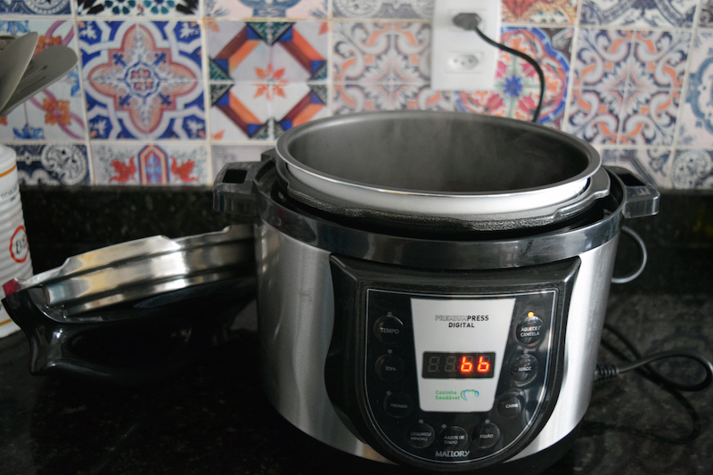 Como fazer feijão na panela de pressão elétrica?