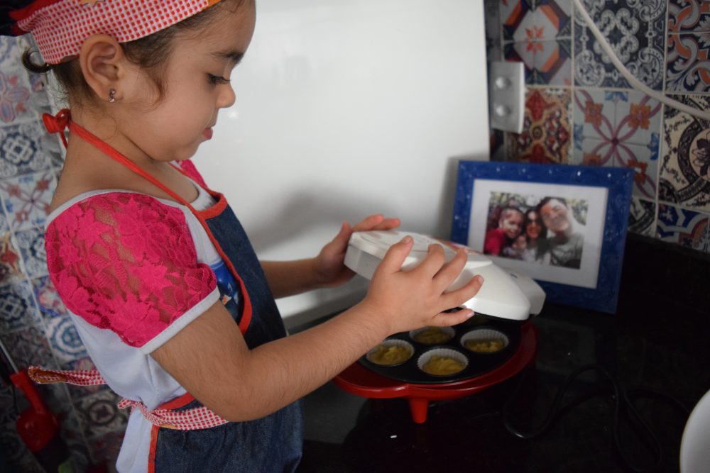 crianca-na-cozinha-receita-de-cupcake