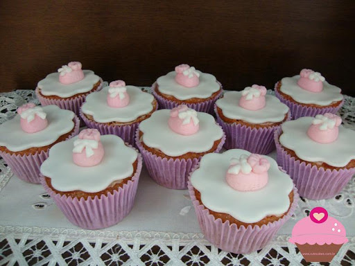 Cupcakes com decoração de pezinhos de bebê