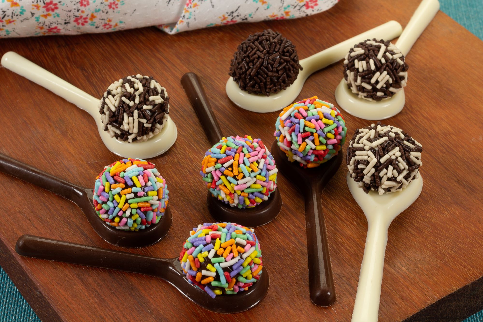 Brigadeiros servidos diretamente em colheres decorativas