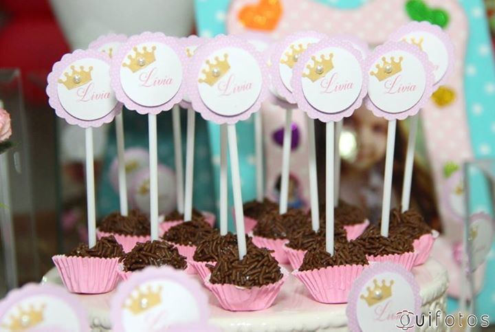 Brigadeiros tradicionais com toppers de coroa