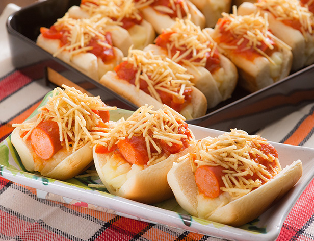 Opções de salgados, incluindo cachorro-quente e mini croissant