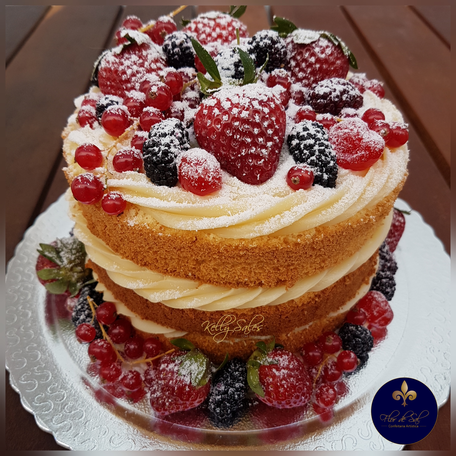 Naked cake decorado com frutas vermelhas