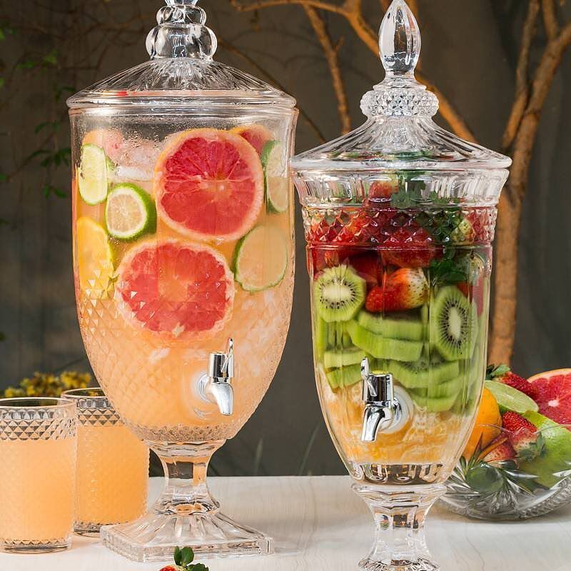 Suqueiras de vidro com água saborizada e suco
