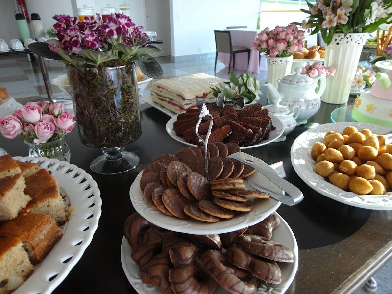 Mesa decorada com várias opções de comidas para chá de bebê
