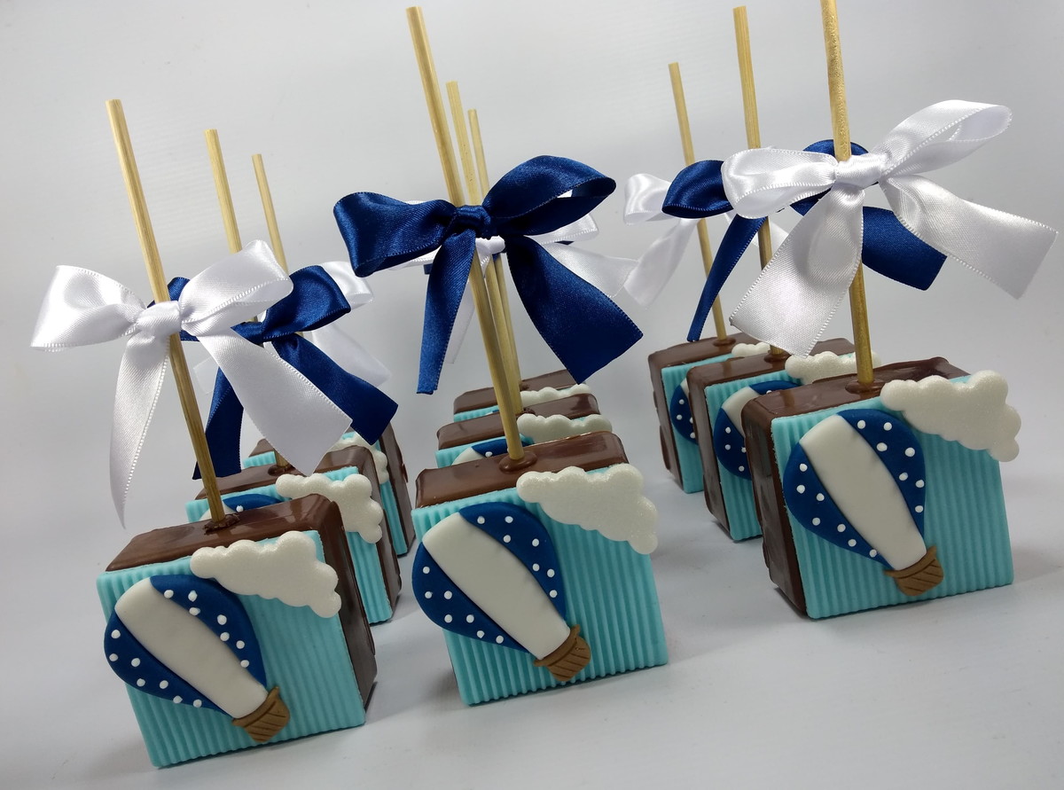 Bolos no palito decorados com cegonhas