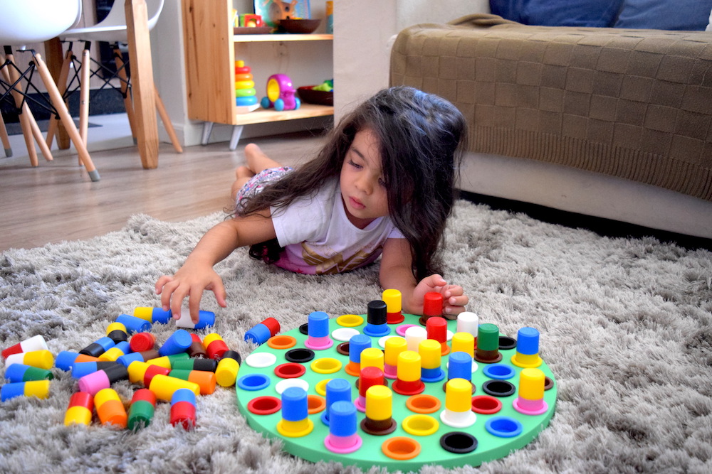 jogos-infantis-desafio-das-cores-montessori