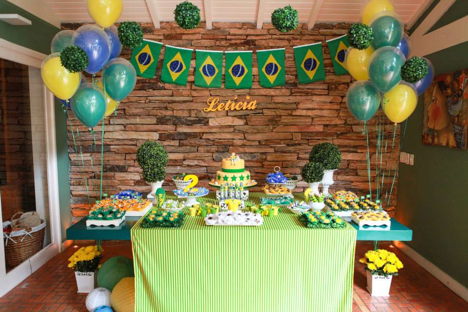 Decoração de festa infantil tema Copa do Mundo para meninas