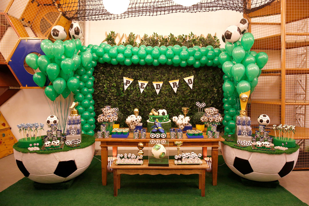 Mesa em formato de bola de futebol festa infantil
