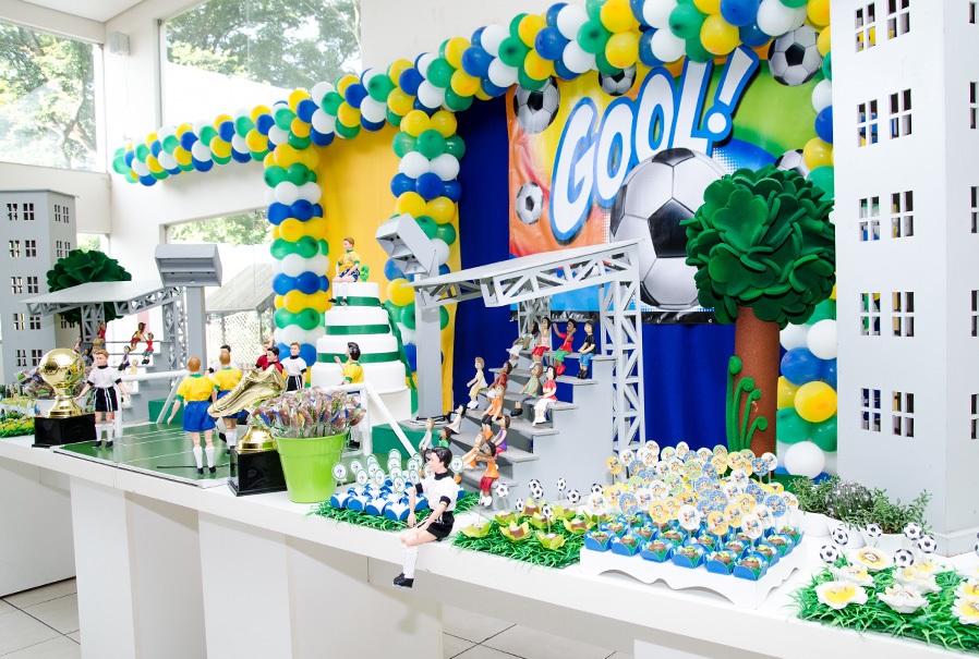 Balões na decoração de festa infantil Copa do Mundo
