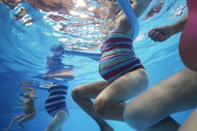 A hidroginástica é um exercício que faz bem em qualquer fase da vida, ainda mais quando é aplicada na gravides. O que muitas mulheres não sabem é que a hidroginástica para gestante é bastante recomendada por ser um exercício com intensidade moderada. (Foto: Amaral Natação)