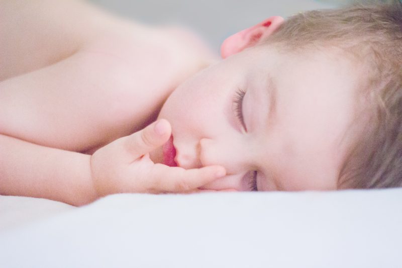 Você não precisa desmamar o bebê para que ele aprenda a dormir!