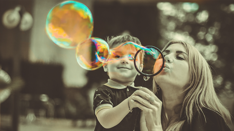 Qual a função dos adultos nas brincadeiras infantis?